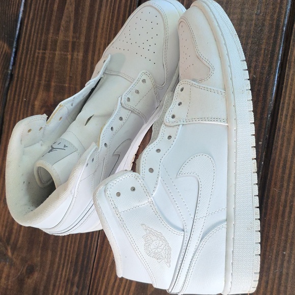 Nike Air Jordan Mid 1 - Picture 1 of 3
